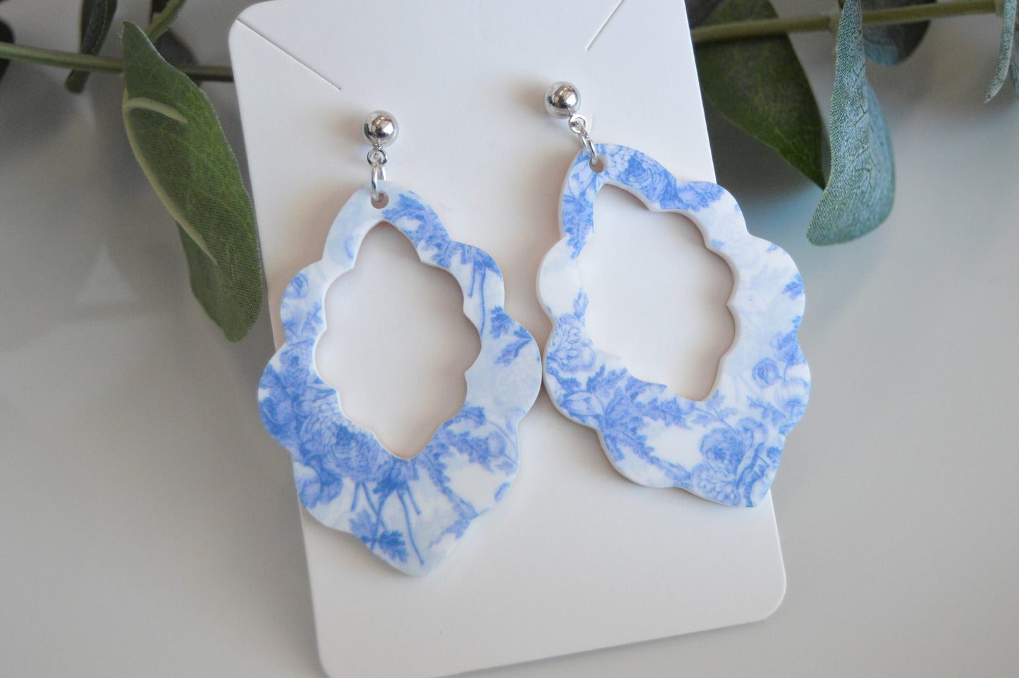 Blue Chinoiserie Scalloped Cutout Earrings - Acrylic